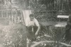 Mein Uropa Friedrich August Otto Tr%C3%B6mel in seinem Garten.jpg
